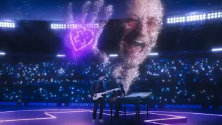 Bono, líder de U2, aparece en la pantalla en la gala inaugural de hace cuatro años.