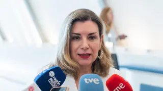 Claudia Pérez Forniés atiende a los medios de comunicación antes del acto de clausura del programa 'Soy futuro' de las Directivas de Aragón