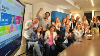 El líder del PP, Alberto Núñez Feijóo (centro-i), junto cabeza de lista del PP a las elecciones europeas, Dolors Montserrat, celebran los resultados