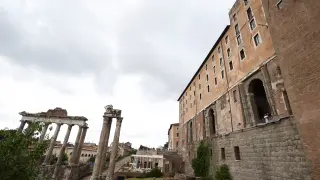 El Papa y el alcalde de Roma en un balcón conocido como 'Tabularium', en el edificio de época antigua sobre el que se levanta el actual ayuntamiento de la ciudad.