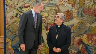 El rey Felipe VI con el arzobispo de Valladolid y presidente de la Conferencia Episcopal Española, Luis Javier Argüello García (d), durante una audiencia celebrada este lunes en el Palacio de La Zarzuela