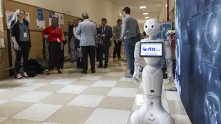 Este robot da la bienvenida a los asistentes al congreso sobre IA que se celebra hasta el miércoles en la Facultad de Economía y Empresa de la Universidad de Zaragoza