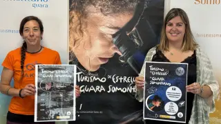 Mónica del Río y Pilar Lleyda con el cartel.