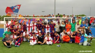 Los jugadores de la SD Huesca y el FC Barcelona posan felices.