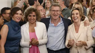 El líder del PP, Alberto Núñez Feijóo (2d), junto a la cabeza de lista del PP a las elecciones europeas, Dolors Montserrat (2i), la secretaria general del PP, Cuca Gamarra (d), y la presidenta de la Comunidad de Madrid, Isabel Díaz Ayuso (i)