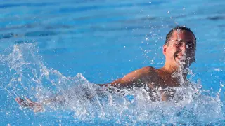 Dennis González, realiza en ejercicio de solo técnico de natación artística en el Europeo de Belgrado