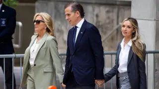 Hunter Biden (C), con la primera Dama Jill Biden (izquierda) y su esposa Melissa Cohen Biden (derecha), sale de su juicio federal por armas después de que un jurado lo declarara culpable