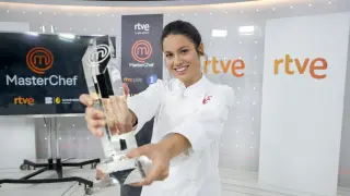 La valenciana Ángela Gimeno muestra el trofeo que le acredita como ganadora de 'Masterchef'