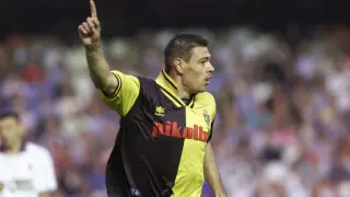 Savo Milosevic celebra un gol anotado con el Real Zaragoza.