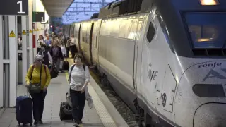 Viajeros llegando a la estación intermodal de Huesca en el AVE directo procedente de Sevilla.