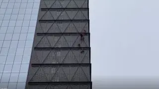 Captura del vídeo en el momento del rescate al 'influencer' polaco que escalaba un rascacielos en Buenos Aires.