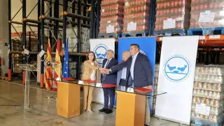 Firma del convenio de colaboración entre el consejero de Agricultura y los responsables de los Bancos de Alimentos de Aragón.