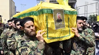 Milicianos de Hezbolá portan el féretro de su dirigente fallecido