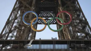 Juegos en París la Torre Eiffel exhibe los aros olímpicos