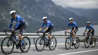 Jorge Arcas, el primero por la izquierda, junto a Enric Mas y el suizo Johan Jacobs a su paso por el lago Walensee, durante la segunda etapa del Tour de Suiza.