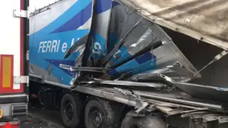 Un zaragozano herido grave en un choque de camiones en Navarra
