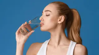 Una mujer bebiendo agua. gsc1