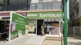 Una mujer entra a una farmacia en Salou (Tarragona).
