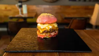Esta hamburguesa del Zaragoza Burguer Fest 2024 hace honor por su color al popular personaje de La Pantera Rosa