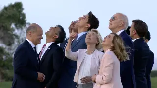 Líderes del G7 durante un desfile de paracaidismo