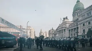 Policías bloquean una protesta a las afueras del senado durante un debate este miércoles, en Buenos Aires (Argentina).