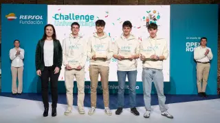 Los universitarios de Zaragoza Daniel Baya, Gerardo Cambra, Gerardo Artal y Adrián Almoyna (de izquierda a derecha), en la entrega del premio en la Fundación Repsol.
