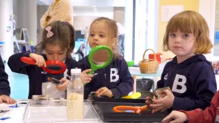 Alumnas pequeñas del Británico en una de las clases.