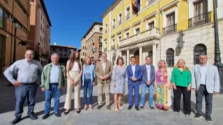 Los concejales del PP, que forman el equipo de gobierno, posan delante del Ayuntamiento.