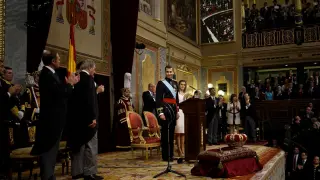 El rey Felipe VI y la reina Letizia, tras la ceremonia de proclamación en el Congreso de los Diputados, el 19 de junio de 2014.