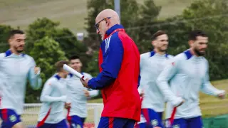 El seleccionador, Luis de la Fuente, durante el entrenamiento del conjunto nacional español de fútbol en Der Öschberghof