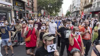 En varios momentos de la manifestación en favor de 'Los 6 de Zaragoza' los participantes se han tapado la boca con una 'X'.