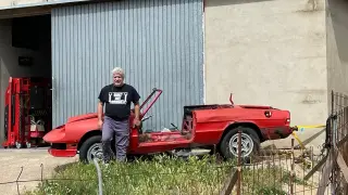 Iván posa ante su taller con la carrocería de un Alfa Romeo Spider Veloce de 1983 que está restaurando.