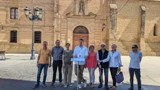 Jorge Pueyo, con otros compañeros de CHA, este viernes delante del antiguo Seminario de Huesca.