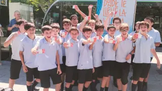 Los estudiantes de 6ºB del Colegio Monte Aragón celebran su premio en las XIII Jornadas escolares del Tranvía.
