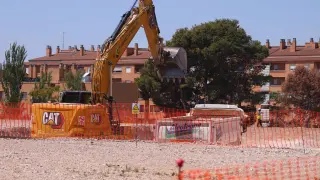 Una máquina ultimaba este viernes la excavación del primer edificio del complejo.