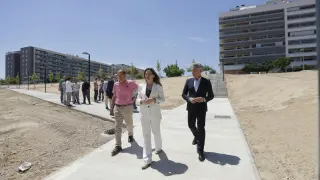 La alcaldesa de Zaragoza, Natalia Chueca, en la nueva conexión peatonal de Parque Venecia.