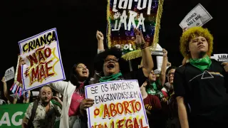 Protesta contra proyecto de ley 1904, que restringe el aborto legal en caso de violación en Brasil
