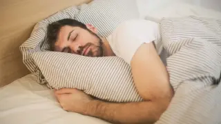 Un hombre durmiendo en su cama. Dormir. gsc1