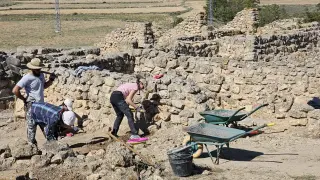 Las excavaciones se llevan a cabo junto a zonas del poblado ya consolidadas.