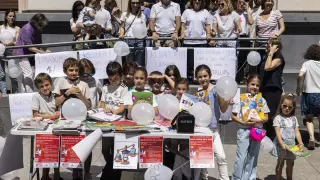 Las familias se han concentrado en la plaza de España para urgir la regulación del uso de dispositivos electrónicos en las escuelas.