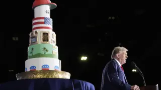 Cumpleaños de Donald Trump con una tarta gigante.