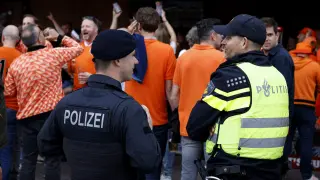 La Policía alemana custodia las inmediaciones de un estadio llenas de seguidores antes de un partido de la Eurocopa entre Polonia y Países Bajos en Hamburgo el sábado.