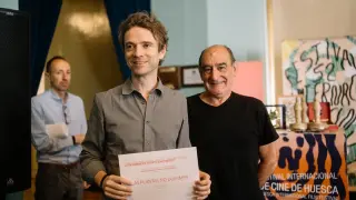 Frederico Custódio muestra su diploma como ganador del premio a la mejor ópera prima por e cortometraje 'Las plantas no duermen', de España.