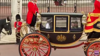 Kate Middleton reaparece con un look bicolor en el Desfile del Estandarte