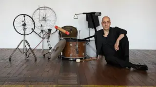 El compositor y percusionista zaragozano, con algunos de los instrumentos con los que hace música.ie de foto.