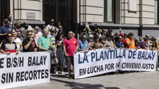 Concentración de trabajadores de BSH Balay en las escalinatas de la DPZ.