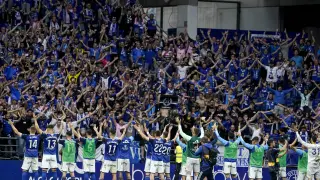 Los jugadores del Oviedo celebran la victoria con la afición tras el partido de ida del playoff de ascenso a Primera.
