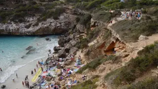 Protesta contra la masificación turística en Es Caló des Moro, en Mallorca