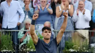 Carlos Alcaraz celebra su victoria frente a Cerundolo en su estreno en Wimbledon.