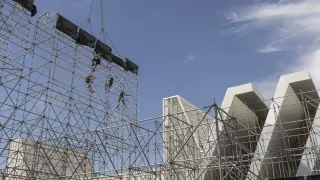 Un momento del montaje del escenario de los conciertos previstos entre el 21 y 23 de junio en la Expo.